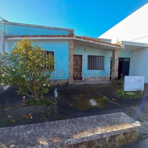 En Venta Nuevo Precio! Casa De 2 Dormitorios, Ubicada En Zona 2 Avenidas A 200m De La Rambla Y Playas De Colonia, Acepta Propiedad Como Parte De Pago.