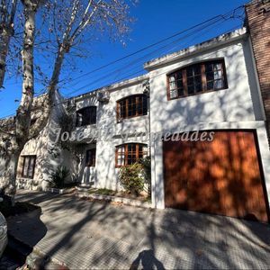 En Venta Hermosa Propiedad De 3 Dormitorios, Ubicada En El Centro De La Ciudad De Colonia.