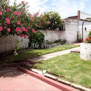 En Venta Exclusividad Propiedad En Estrategica Ubicacion, A Metros De La Rambla Y Zona Comercial De Aparicio Saravia. Colonia.