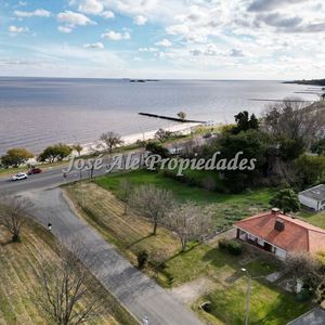 En Venta Casa  A Metros De La Rambla Costanera, Colonia