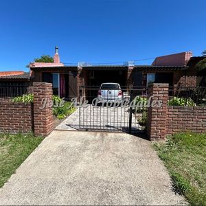 En Venta Vivienda De 3 Dormitorios, Colonia