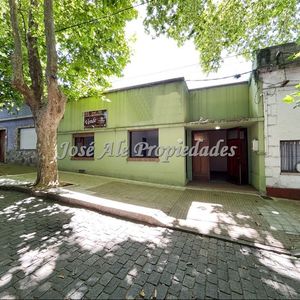 En Venta Casa Centrica De 2 Dormitorios, Colonia
