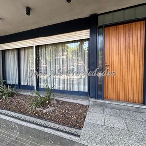 En Venta Destacada Casa Sobre Av Gral Flores, Colonia