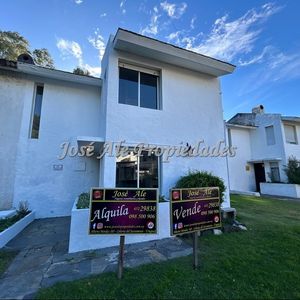 Casa De 2 Dormitorios, En Venta Colonia