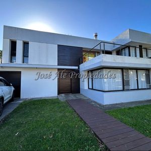 En Venta Gran Propiedad De 5 Habitaciones, Colonia