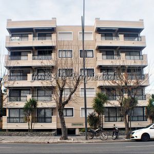 En Venta Apartamento Sobre La Rambla De Colonia