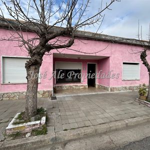 En Venta Casa De 2 Dormitorios Con Galpón En El Centro De Juan Lacaze, Colonia