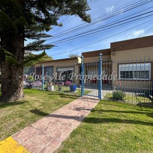 En Venta Casa De Grandes Dimensiones De 3 Dormitorios, Con Apto Al Fondo A Metros De La Rambla Costanera, Colonia.