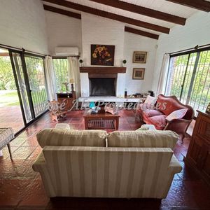 En Venta Hermosa Propiedad De 3 Dormitorios, A Tan Solo 3 Cuadras De La Rambla Y Playas De Colonia