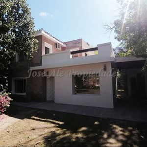 En Venta Espectacular Propiead A Solo Metros De La Rambla Costanera Y Playas De Colonia.