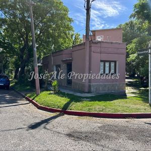 En Venta Casa Con 2 Apartamentos Independientes, Ubicada A 1 Cuadra Del Shoppin De Colonia. Proxima A 2 Avenidas Y Al Centro De La Ciudad.