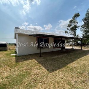 En Venta Casa De Campo Ubicada Por Camino Del Medio Con 1000m2 De Terreno, Colonia
