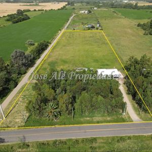 En Venta Chacra De 14.700m2 Con 2 Casas, Ubicada Sobre Camino Del Medio, Una De Las Zonas Mas Cotizadas De Colonia Del Sacramento