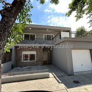 En Venta Propeidad De 3 Dormitorios, Ubicada Proxima Al Centro De La Ciudad, A Metros De 2 Avenidas, Colonia.