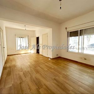 En Venta Nuevo Precio! Propeidad De 3 Dormitorios, Ubicada Proxima Al Centro De La Ciudad, A Metros De 2 Avenidas, Colonia.