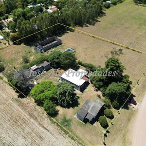 En Venta Chacra Ubicada En Riachuelo A Metros De Ruta Nº1, Con 2 Construcciones Y 7092m2 De Terreno, Colonia.