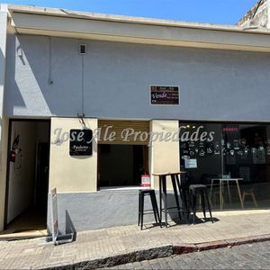 En Venta Importante Propiedad De 4 Dormitorios Con Local Comercial, Ubicada En El Corazon Del Barrio Historico De Colonia.