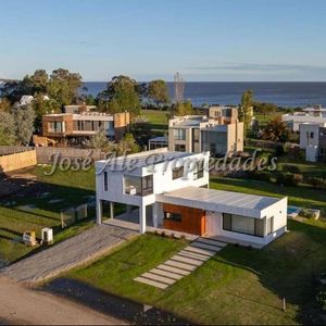 En Venta Importante Propiedad A Estrenar En Barrio Sheraton, Colonia.