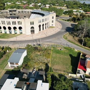 En Venta Terreno De 661m2 Nivelado, Ideal Para Invertir Frente A La Renovada Plaza De Toros, Colonia.