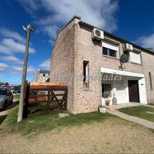 En Venta - Nuevo Precio: Vivienda De 2 Dormitorios Ubicada En Esquina En El General, Colonia.
