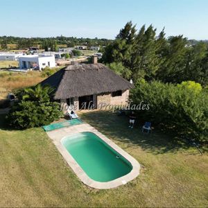 En Venta Casa Con Techo De Quincho Ubicado En Espacioso Terreno De 1923m2 En Altos De San Carlos, Colonia