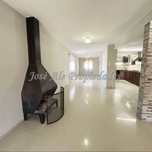 #en_alquiler : Casa Ubicada En Real De San Carlos, En Una Zona Tranquila Y Próxima A Servicios.