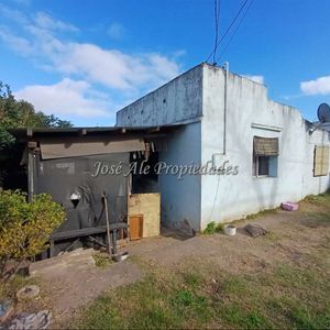 En Venta: Padrón En Esquina Con Construcción Y Amplio Terreno