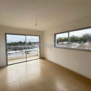 En Alquiler Apartamento De 1 Dormitorio Sobre La Rambla De Colonia.
