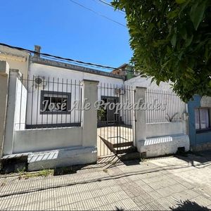 En Venta Casa Ubicada A 50m De Av Artigas, En El Centro De Colonia.