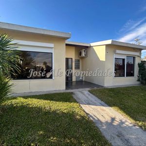 En Venta Hermosa Propiedad De 3 Dormitorios, Ubicada En El Real De San Carlos Colonia.
