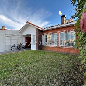 En Alquiler Exclusividad Casa De 2 Dormitorios Ubicada En Zona 2 Avenidas A 1 Cuadras De La Rambla, Colonia.
