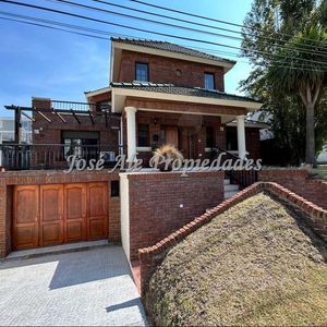 En Venta Nuevo Precio!! Hermosa Casa De 3 Dormitorios A Metros De La Rambla Y Playas De Colonia.