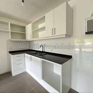 En Venta Apartamento De 1 Dormitorio En Primer Piso, Sobre La Rambla De Colonia Y A Metros De Las Playas