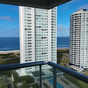 Apartamento A 50 Metros De La Brava Y Vista Al Mar. Torre Con Todos Los Servicios