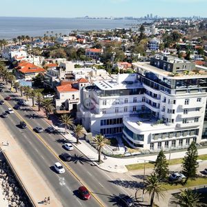 Apartamento Venta De 3 Dormitorios Con Garaje En Carrasco Sobre Rambla Al Frente