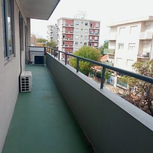 Alquiler Apartamento 2 Dormitorios En Pocitos Con Balcón Y Garaje Incluido.