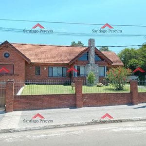 Casa En Venta 2 Dormitorios, Amplios Ambientes, Jardín Cerrado