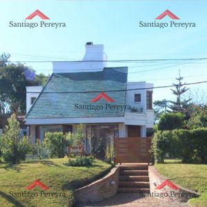 Casa En Venta En Playa Brava A Solo 100 Mts Del Mar. 4 Dormitorios + Dep.