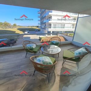 Departamento De 2 Dormitorios En Venta, Playa Brava, Punta Del Este. Silente