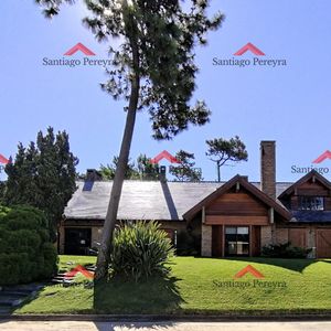 Venta De Hermosa Casa 5 Dormitorios En Suite, A Metros Del Mar.