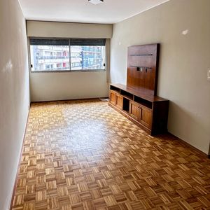 Venta Apartamento 2 Dormitorios Con Placares Y Garaje En Pocitos