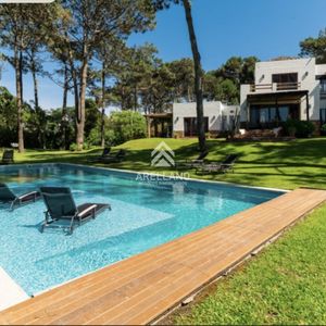 Excelente Casa De 5 Dormitorios Mas Dependencia Y Gran Parque A 200 Metros De La Playa De Montoya En Alquiler De Temporada