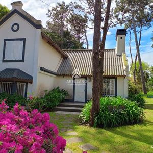 Casa De 3 Dormitorios Más Dependencia Y Piscina, En Aidy Grill Punta Del Este, Ubicada A Pasos Del Mar