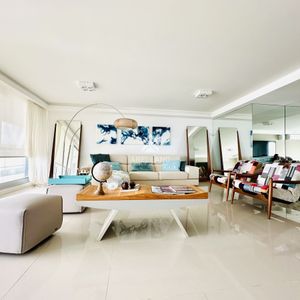 Venta De Amplio Penthouse 4 Dormitorios Más Dependencia De Servicio En Torre Premiun De Playa Brava, Punta Del Este