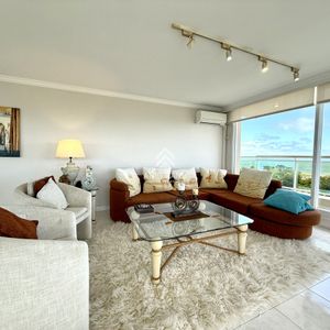 Alquiler Temporario Apartamento Esquinero 3 Dormitorios Más Dependencia De Servicio Sobre Playa Mansa, Punta Del Este