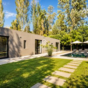Excelente Casa De 3 Dormitorios En Barrio Privado, La Arbolada - Punta Del Este, Venta