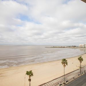 Exclusiva Planta Apaisada Frente Al Mar En Pocitos 3 Dormitorios Y Servicio