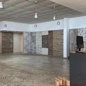 Venta Predio De 8000m2 Salida A 2 Calles A Metros De Camino Maldonado, Totalmente Hormigonado, Galpones, Oficinas Y Local Comercial.