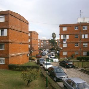 Apartamento De 3 Dormitorios En Complejo Zapicán Con Renta