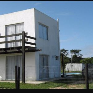 Venta Casa 2 Dormitorios Con Piscina En Punta Del Diablo